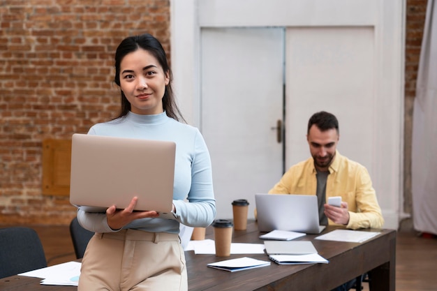 Firmenfrau, die im Büro aufwirft