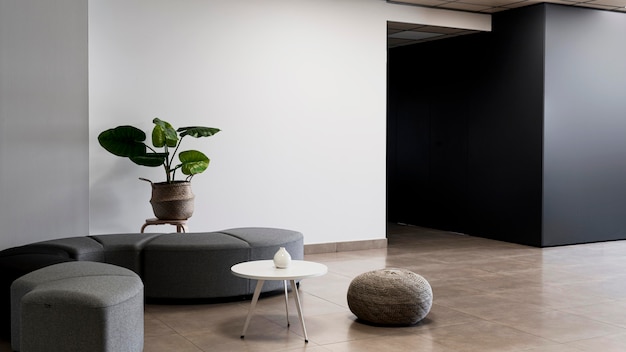 Firmengebäude mit minimalistischem leerem Raum