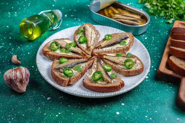 Kostenloses Foto fischbrötchen mit sprotten.