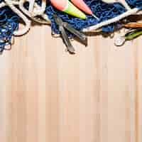 Kostenloses Foto fischenfloss; zange; fischköder und fischernetz auf holzoberfläche