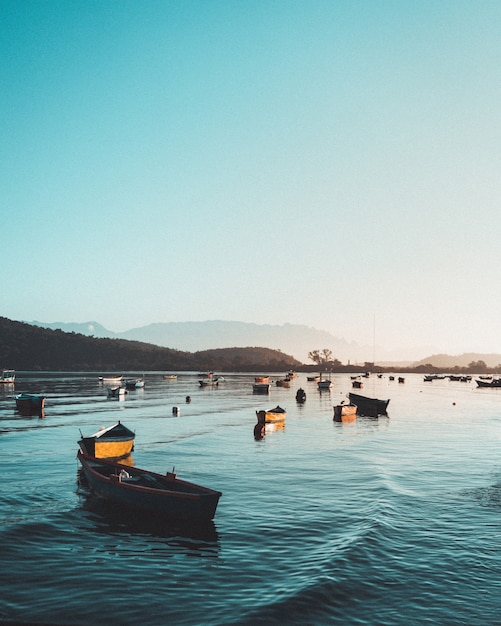 Fischerboote auf dem Wasser im Meer mit schönem klarem blauem Himmel