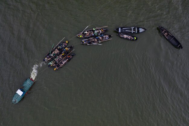 Kostenloses Foto fischerboote, schwimmen im ruhigen wasser und angeln