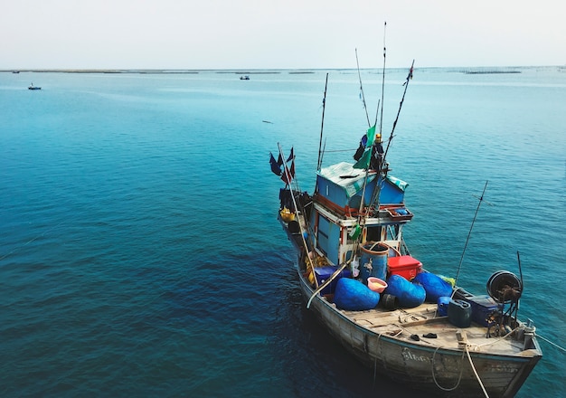 Fischerei-Boots-Meerblick-Wasserfahrzeug-Natur-Konzept