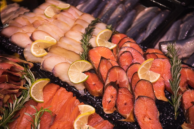 Kostenloses Foto fischfleisch im supermarktfoto für ihre werbung