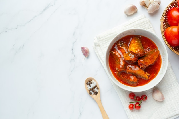 Fischkonserven in Tomatensuppe