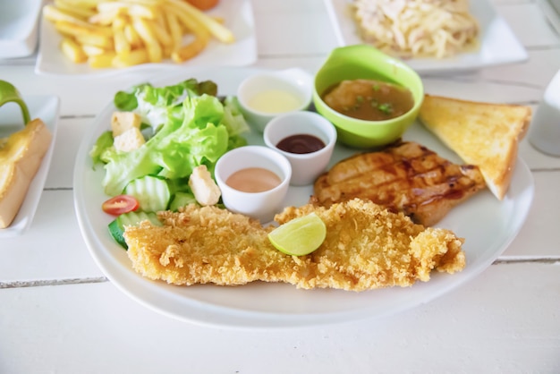 Fischschweine- und Hühnersteakmehlsatz