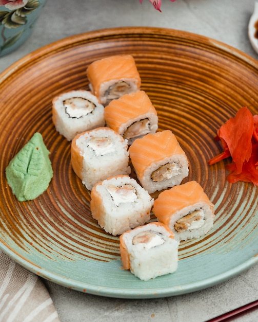 Fischsushi auf einer Kreisplatte