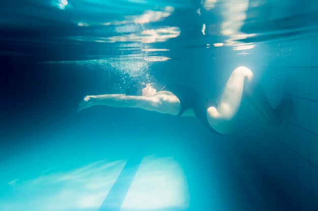 Fit Frau schwimmen auf dem Rücken