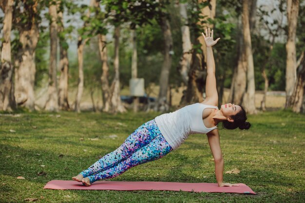 Fit Frau, Yoga und Natur