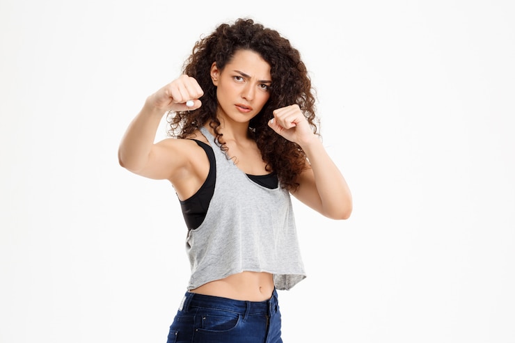 Kostenlose Foto fit lockiges mädchen, das fitnessübungen macht