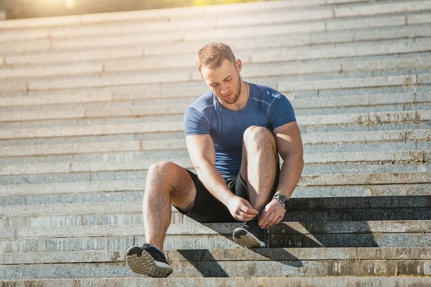 Fit Mann, der Übungen im Freien am Park macht