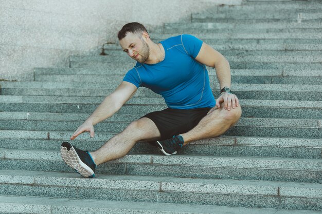 Fit Mann, der Übungen im Freien am Park macht