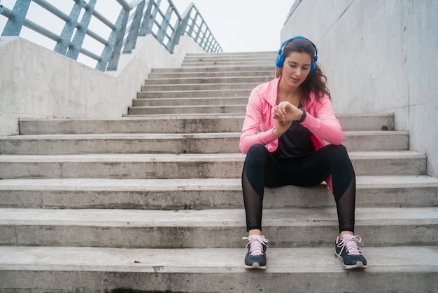 Fitness-Frau, die ihren Fortschritt auf Smartwatch überwacht.