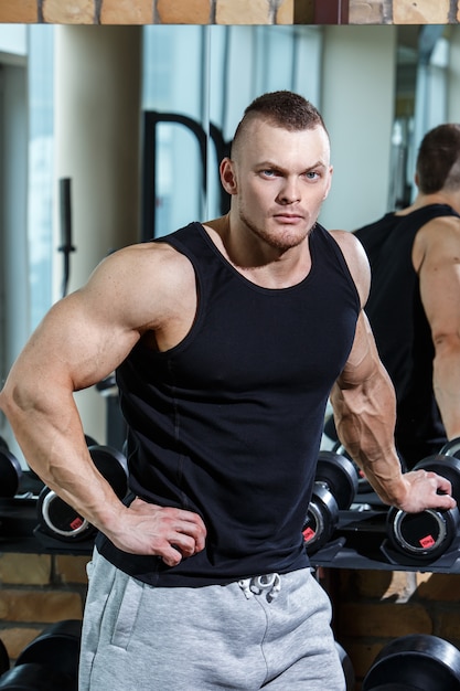 Fitness. Gut aussehender Mann in der Turnhalle