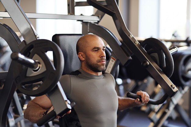 Fitness im Fitnessstudio, Gewichtheben