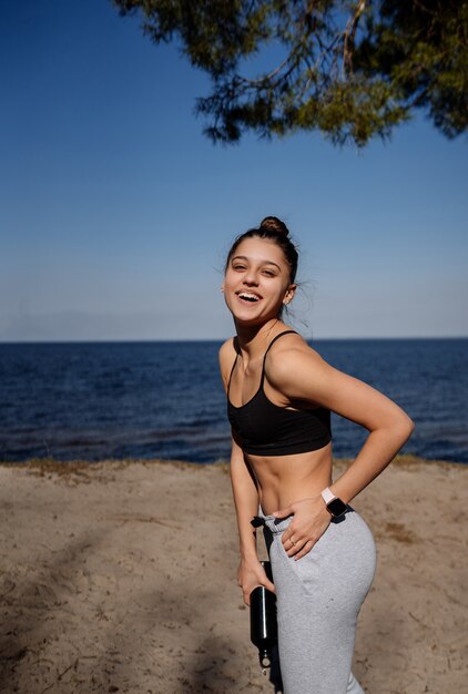 Fitness junge Frau geht in den Park und posiert