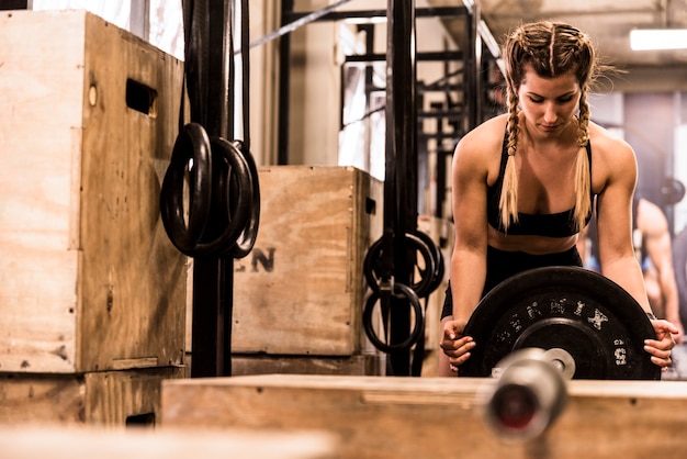 Kostenloses Foto fitness mädchen gewicht setzen