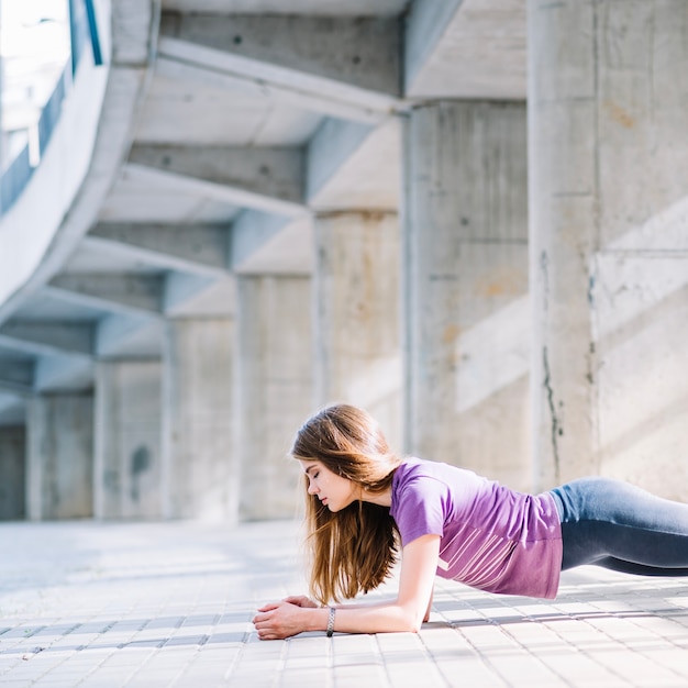 Fitness Mädchen Planking Übung im Freien