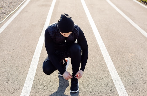 Fitness-Mann-Training im Freien aktiv gesund leben