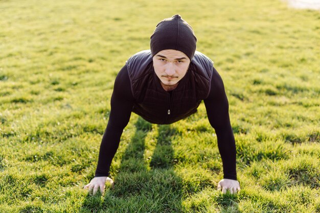 Fitness-Mann-Training im Freien aktiv gesund leben