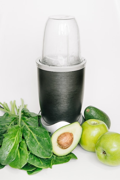 Fitness-Mixer mit einer Reihe von gesunden Produkten, Apfel-Avocado-Spinat