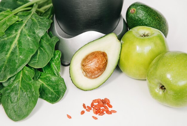 Fitness-Mixer mit einer Reihe von gesunden Produkten, Apfel-Avocado-Spinat
