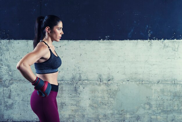 Fitnessfrau, die sich konzentriert und für das Training motiviert wird