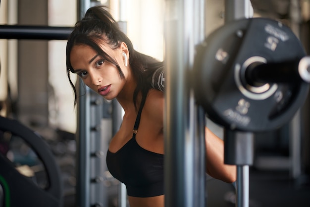 Fitnessfrau-Training in Smith-Maschine