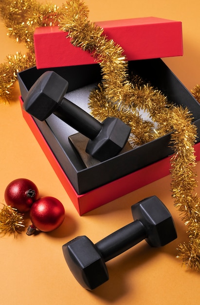 Fitnessgeräte mit Weihnachtsthema und Dekorationen