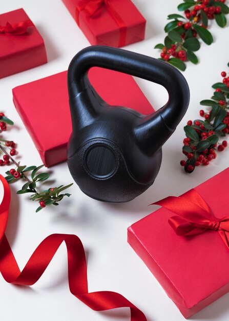 Fitnessgeräte mit Weihnachtsthema und Dekorationen