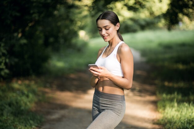 Fitnessstudio junger Waldsportler Übungsausbildung