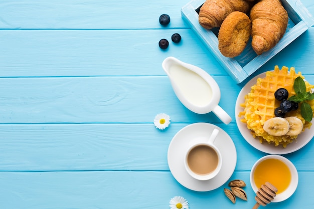 Kostenloses Foto flach gedeckter frühstückstisch mit copyspace