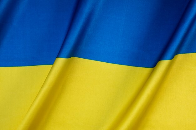 Flach gefaltetes Stillleben mit ukrainischer Flagge