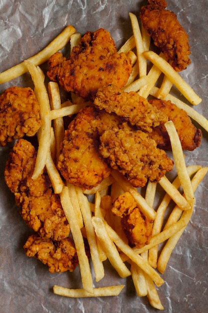 Flach gelegenes köstliches Hühnchen ohne Knochen und Pommes Frites