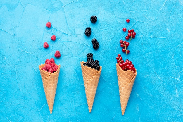 Kostenloses Foto flach gelegte eistüten mit beeren