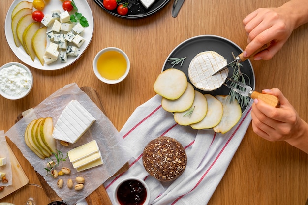 Flach gelegte Hände schneiden Käse