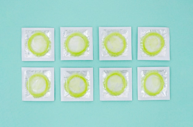 Flach gewickelte grüne Kondome