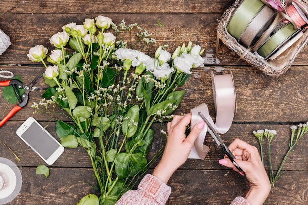 Flach lag Blumenstrauß auf dem Tisch