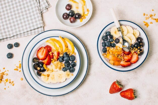 Flach lag gesundes Frühstück mit Haferflocken und Obst Rezept