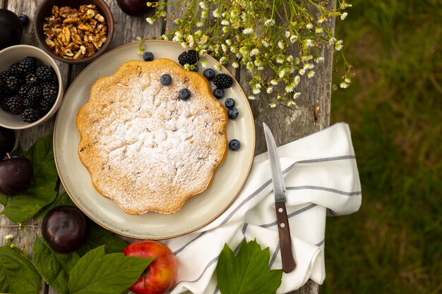 Flach lag köstliche Torte auf dem Tisch