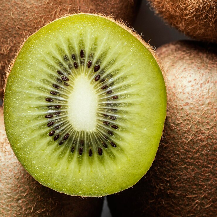 Kostenlose Foto flach lag leckeres kiwi-arrangement
