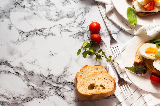 Flach lag Scheibe Brot mit Frühstücksnahrung