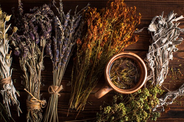 Flach lag Tasse Kräutertee mit Pflanzen