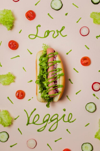Kostenloses Foto flach lag vegetarischer hot dog