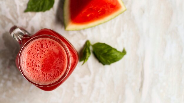 Flach lag Wassermelonensaft im Glas