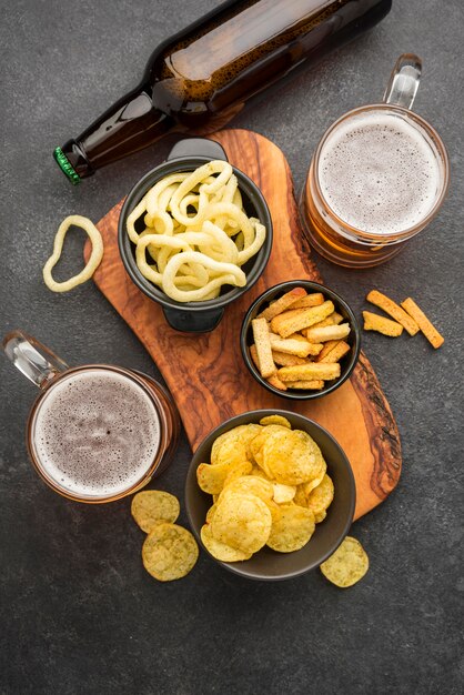 Flach lagen leckere Snacks und Bierkrüge