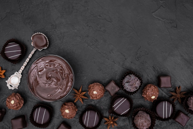 Flach legen Bonbons und geschmolzene Schokolade mit textfreiraum