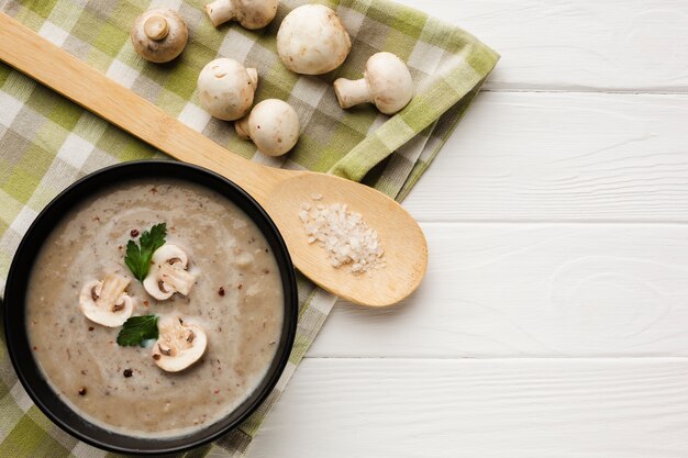 Flach legen Holzlöffel und Champignonsuppe mit Champignons