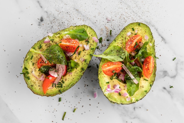 Flach legen köstlichen gesunden Salat in Avocado-Zusammensetzung
