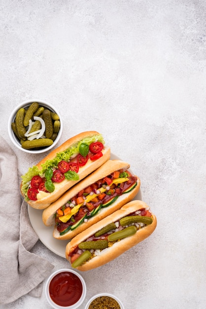 Flach legen leckere Hot Dogs mit Gemüse